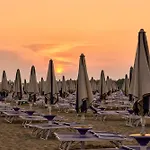 Beachfront Luminous Flat In Apartman Bibione
