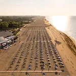 Beachfront Luminous Flat In Bibione