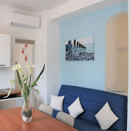 Beachfront Luminous Flat In Bibione