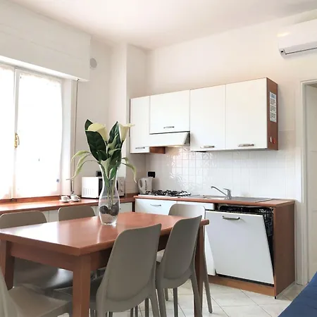 Beachfront Luminous Flat In